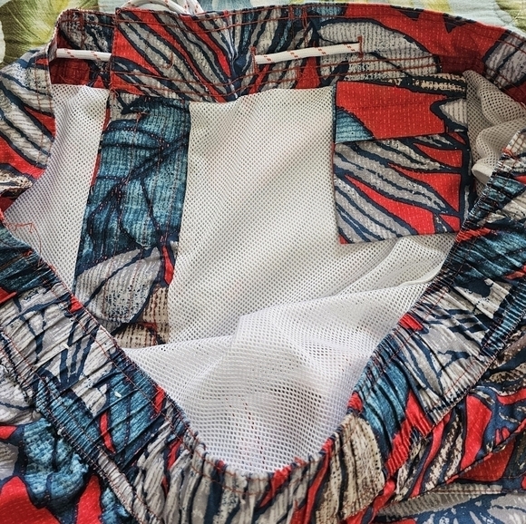 ST. JOHN'S BAY TROPICAL LEAVES SWIM TRUNKS - Picture 4 of 6